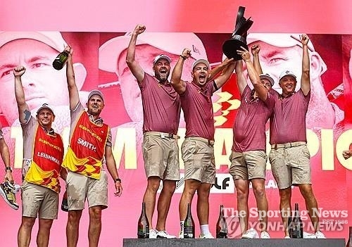 우승을 자축하는 리퍼GC 선수들. /EPA=연합뉴스