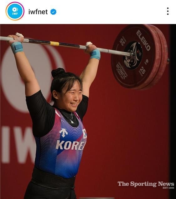 <strong>바벨을 든 전희수</strong><br>
전희수가 25일(한국시간) 스페인 레온에서 열린 2024 세계주니어역도선수권대회 여자 76㎏급 경기에서 바벨을 들고 있다. 전희수는 인상, 용상, 합계 모두 은메달을 차지했다. /사진=연합뉴스