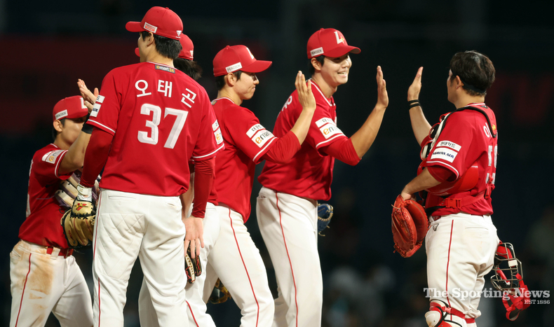 25일 경남 창원NC파크에서 열린 2024 KBO 리그 SSG 랜더스 대 NC 다이노스 경기. NC에 8대 2로 승리한 SSG 선수단이 기뻐하고 있다. /창원=연합뉴스