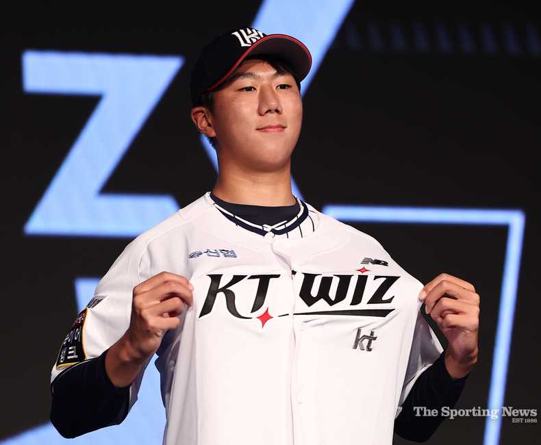 11일 오후 서울 송파구 롯데호텔 월드 크리스탈볼룸에서 열린 2025 KBO 신인 드래프트에서 kt wiz에 1라운드 9순위 지명을 받은 김동현(서울고)이 유니폼을 입고 기념 촬영을 하고 있다. /서울=연합뉴스