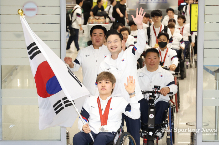 귀국하는 2024 파리 패럴림픽 선수단. /사진=연합뉴스
