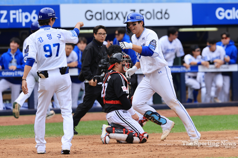 <strong>김영웅 솔로포. </strong>13일 대구 삼성라이온즈파크에서 열린 2024 신한 SOL뱅크 KBO 포스트시즌 플레이오프 1차전 LG 트윈스와 삼성 라이온즈의 경기. 4회말 선두타자로 나선 삼성 김영웅이 솔로 홈런을 치고 강명구 코치와 기뻐하고 있다. /사진=연합뉴스