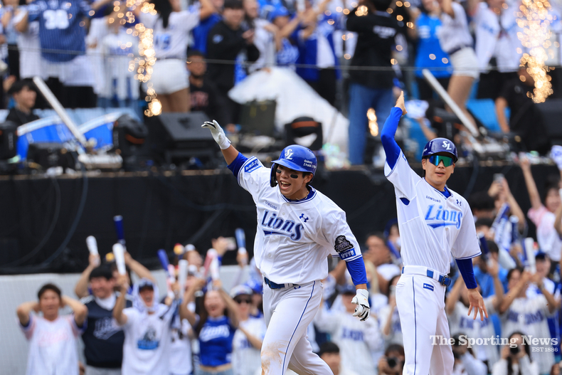 <strong>김영웅도 홈런 한방!</strong><br>
13일 대구 삼성라이온즈파크에서 열린 2024 신한 SOL뱅크 KBO 포스트시즌 플레이오프 1차전 LG 트윈스와 삼성 라이온즈의 경기. 4회말 선두타자로 나선 삼성 김영웅이 솔로 홈런을 치고 박찬도 코치와 기뻐하고 있다. /사진=연합뉴스