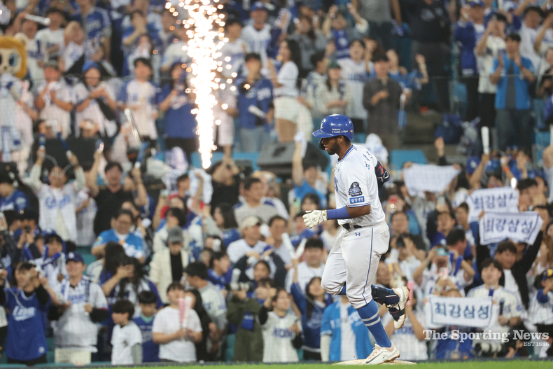 15일 대구 삼성라이온즈파크에서 열린 2024 신한 SOL뱅크 KBO 포스트시즌 플레이오프 2차전 LG 트윈스와 삼성 라이온즈의 경기. 7회말 1사 삼성 디아즈가 솔로 홈런을 치고 베이스를 돌고 있다. /대구=연합뉴스