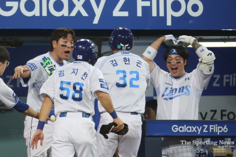  15일 대구 삼성라이온즈파크에서 열린 2024 신한 SOL뱅크 KBO 포스트시즌 플레이오프 2차전 LG 트윈스와 삼성 라이온즈의 경기. 7회말 무사 1루 삼성 김헌곤이 2점 홈런을 친 뒤 더그아웃에서 기뻐하고 있다. /대구=연합뉴스
