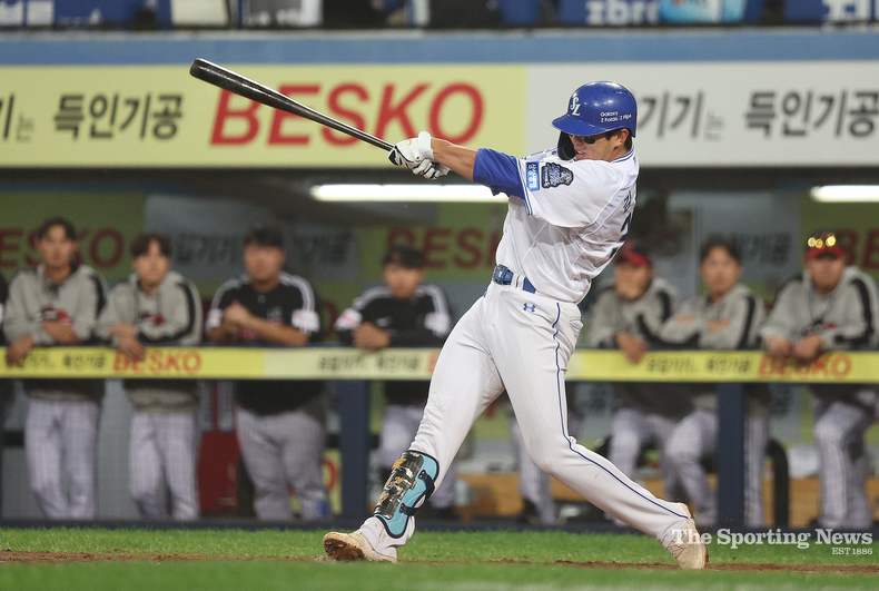  15일 오후 대구 삼성라이온즈파크에서 열린 2024 프로야구 신한 SOL뱅크 KBO 포스트시즌 플레이오프 2차전 LG 트윈스와 삼성 라이온즈의 경기. 2회말 2사 주자 없는 상황에서 삼성 김영웅이 1점 홈런을 치고 있다. /대구=연합뉴스