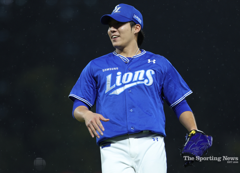 21일 광주 기아챔피언스필드에서 열린 2024 신한 SOL뱅크 KBO 포스트시즌 한국시리즈 1차전 삼성 라이온즈와 KIA 타이거즈의 경기. 4회말 2사 1, 2루 삼성 선발 원태인이 KIA 최원준을 땅볼로 마무리한 뒤 기뻐하고 있다. /광주=연합뉴스