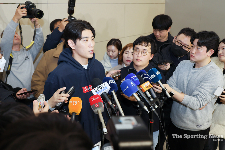 취재진과 인터뷰하는 이정후. /영종도=연합뉴스
