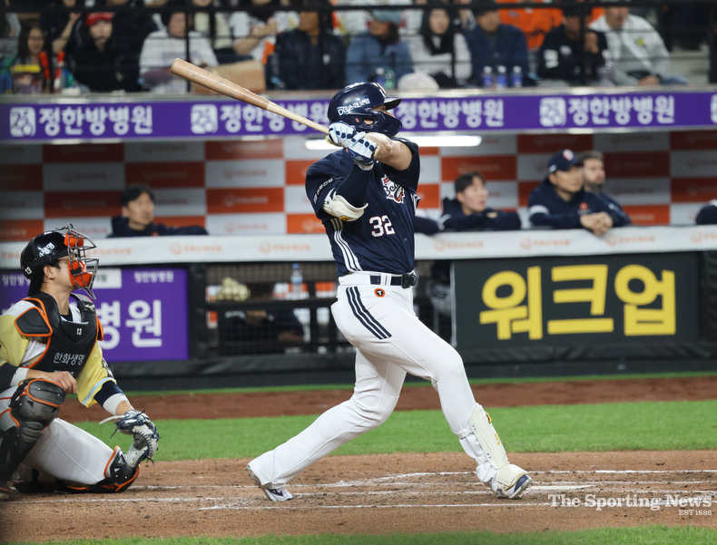 타격하는 두산 김재환. /대전=연합뉴스