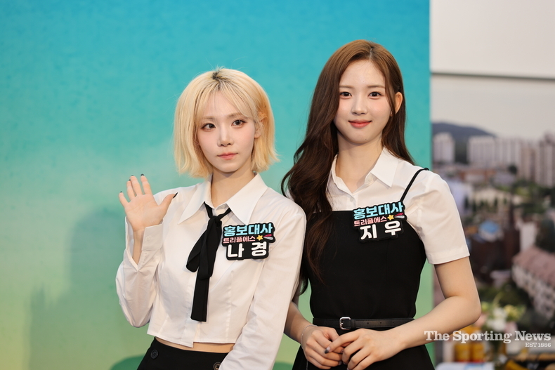 5월 19일 정부서울청사에서 열린 제6회 섬의날 홍보대사 위촉식 현장에서 걸그룹 트리플애스 나경(왼쪽), 지우(오른쪽)이 기념사진을 찍고 있다. /사진=연합취재단
