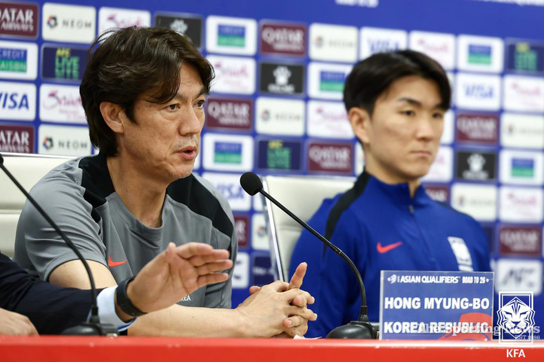 인터뷰하는 홍명보 감독(왼쪽)과 황인범. /사진=대한축구협회 제공