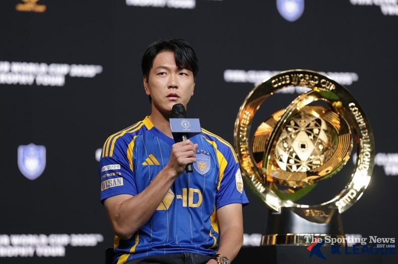 울산 HD FC 주장 김영권과 클럽월드컵 트로피. /서울=연합뉴스