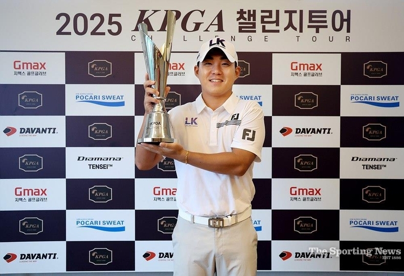<strong>우승컵 든 김상현 / </strong>KPGA 