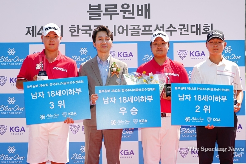 유민혁(오른쪽에서 두 번째)과 김로건(오른쪽). / 대한골프협회 제공