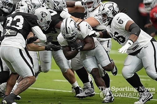 연습 중인 NFL 라스베이거스 레이더스 선수들. / AP=연합뉴스