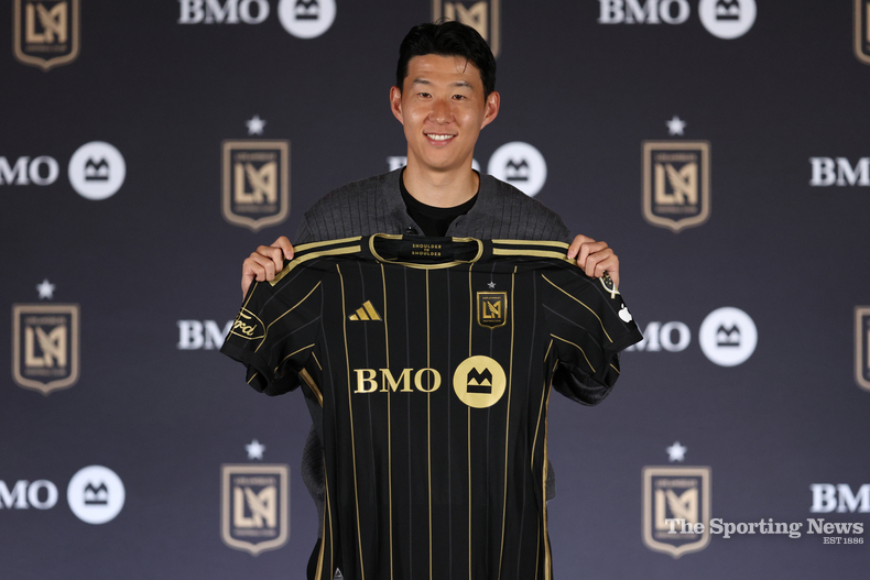 LAFC 유니폼 손에 든 손흥민 / 연합뉴스