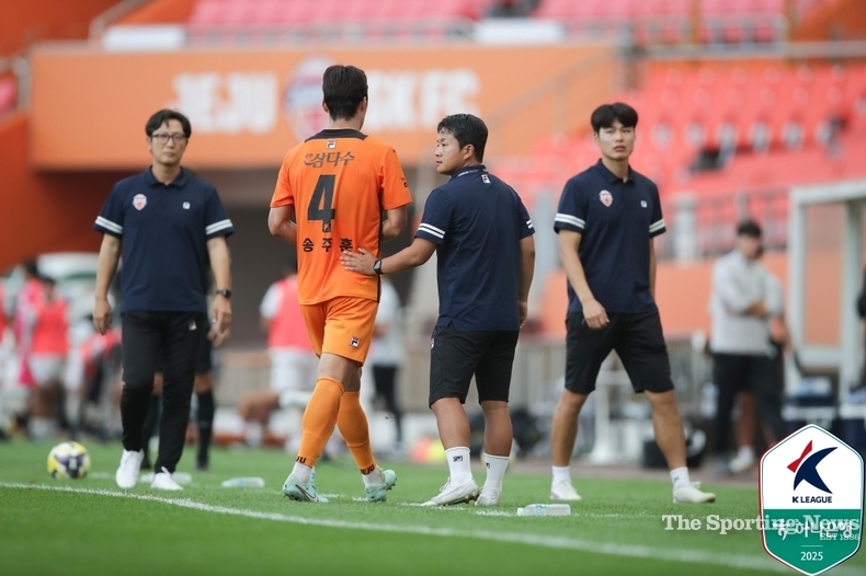 <strong>퇴장당하는 제주 송주훈/ </strong>한국프로축구연맹