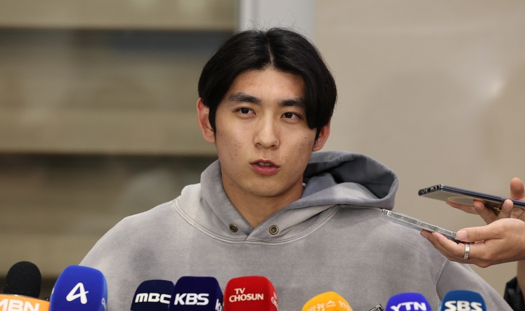  2024년 10월 1일 귀국해 취재진의 질문에 답하고 있는 이정후 / 연합뉴스
