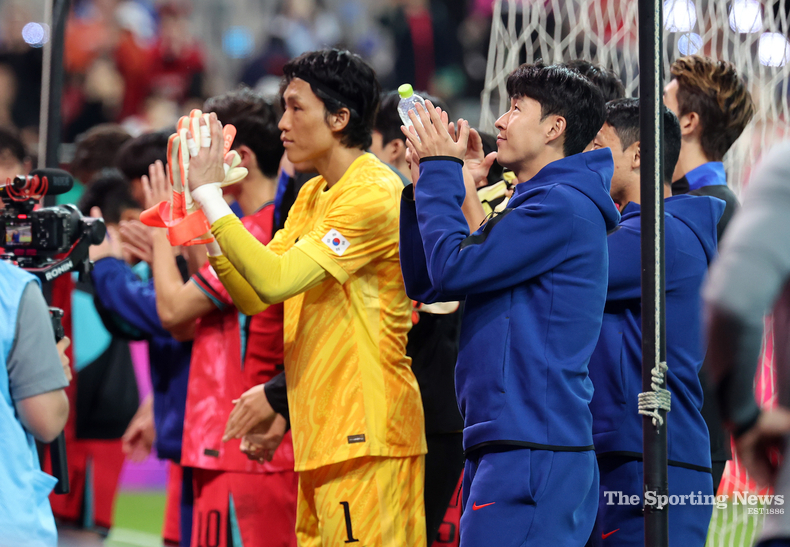 팬들에게 인사하는 축구대표팀. 10월 14일 서울 마포구 서울월드컵경기장에서 열린 한국과 파라과이 축구 대표팀 친선경기./ 연합뉴스