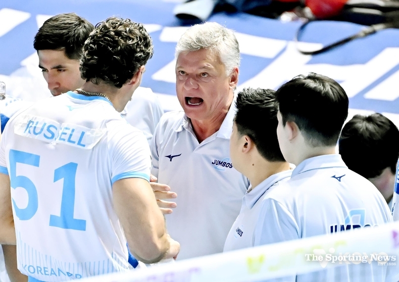 유니폼에 이름을 덧댄 대한항공의 러셀 / 한국배구연맹